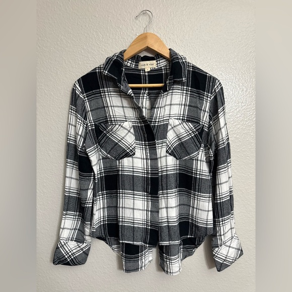 Anthropologie Tops - Cloth & Stone Anthropologie Plaid Flannel Shirt Black Button Up Split Back
